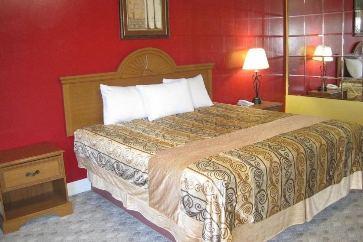 Iron/ironing board, WiFi (free), bed sheets