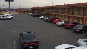 Un Bestway Inn con un estacionamiento lleno de coches.