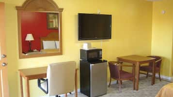 Iron/ironing board, free WiFi, bed sheets
