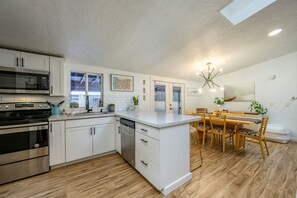 冰箱、微波炉、烤箱、炉灶