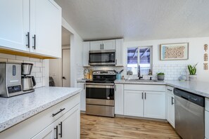 Fridge, microwave, oven, stovetop - Clean and Bright Home with River Access, Kayaks and Bikes. Close to Mt Bachelor. (Bend)