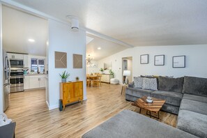 Smart TV, Netflix, Hulu, books - Clean and Bright Home with River Access, Kayaks and Bikes. Close to Mt Bachelor. (Bend)