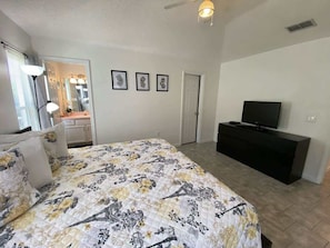 4 bedrooms, desk, iron/ironing board, WiFi