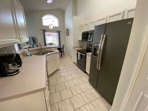 Kjøleskap, mikrobølgeovn, ovn og kokeplater