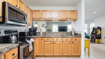 Lemari es, microwave, oven, dan kompor