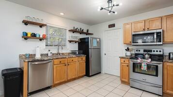 Geladeira, micro-ondas, fogão, cooktop