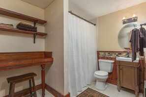 Bañera con ducha, secador de pelo, toallas, jabón