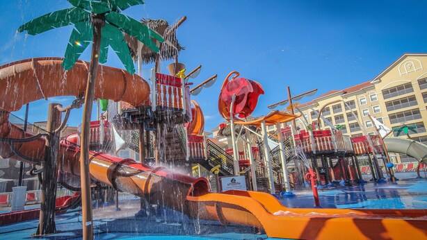 Een waterpark met verschillende glijbanen en speelconstructies.