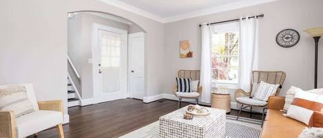 Televisión, chimenea y oficina