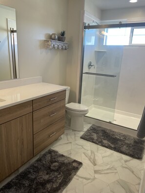 Ensemble douche/baignoire, serviettes fournies, savon, papier toilette