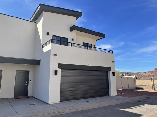 Gorgeous 3 bedroom 2.5 bath townhouse with hot tub.