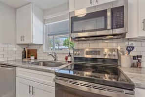 Køleskab, mikrobølgeovn, ovn, kogeplade