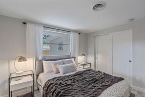 3 chambres, bureau, fer et planche à repasser, lit parapluie