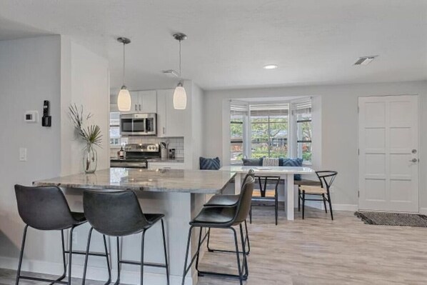 Frigorífico, microondas, horno y placa de cocina