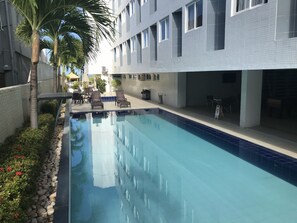 Outdoor pool, sun loungers - BELA HOSPEDAGEM-Imperial Flats em Tambaú (João Pessoa)