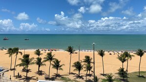 A beach with palm trees and a clear sky. - BELA HOSPEDAGEM-Imperial Flats em Tambaú (João Pessoa)