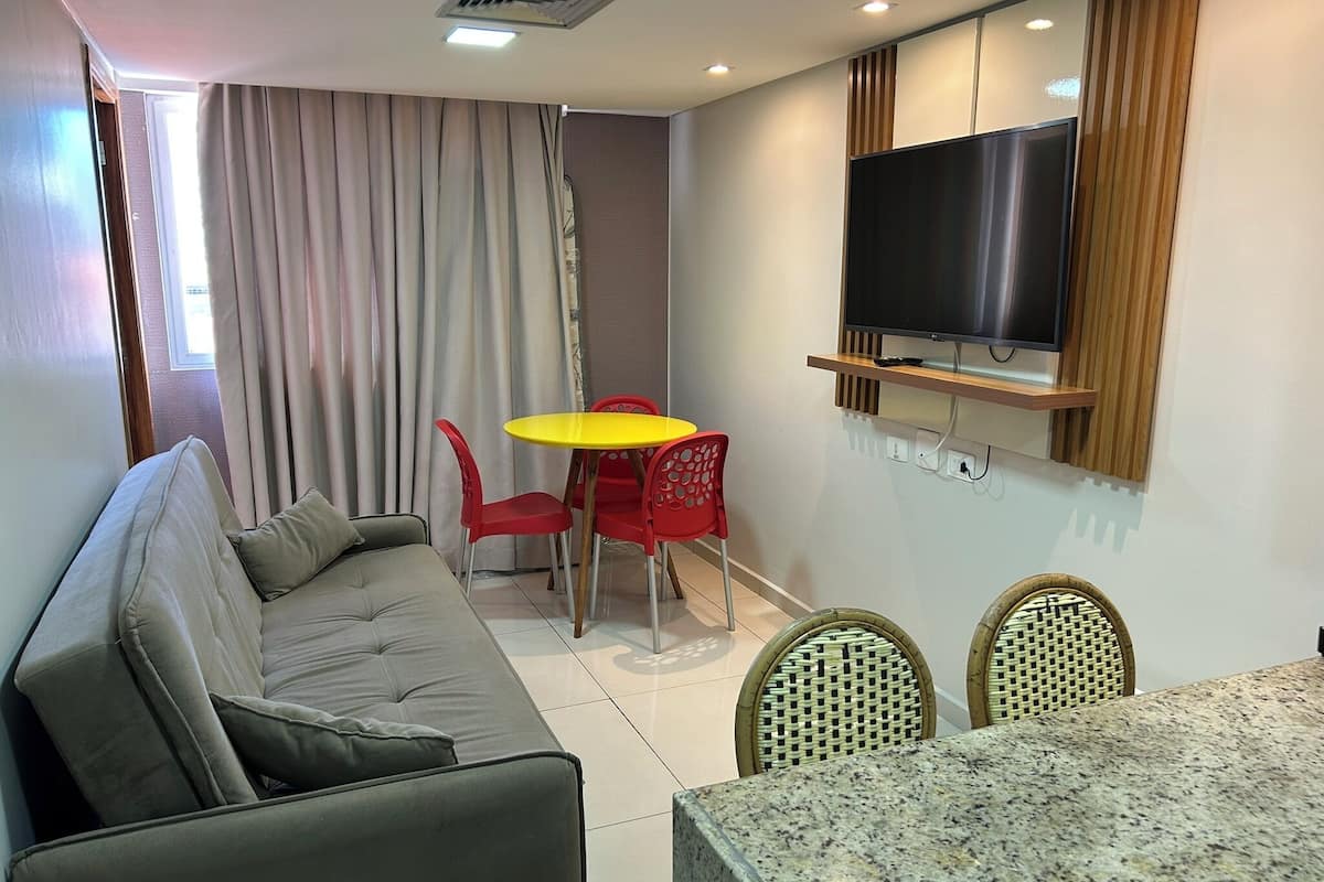 Apartamento familiar | Sala de estar | Televisión de pantalla plana de 32 pulgadas con canales digitales