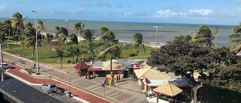 A coastal road with a pedestrian crossing, a small building labeled 'RANGO,' and a view of the ocean.