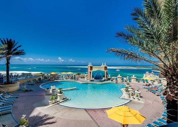 Alberca techada y alberca al aire libre