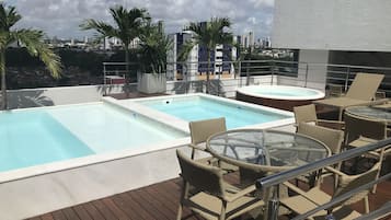 2 piscinas externas, guarda-sóis, espreguiçadeiras