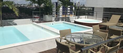 2 室外游泳池,池畔遮阳伞,日光浴躺椅