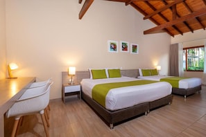 Une chambre d’hôtel comprenant un lit, des tables de chevet, un bureau et des chaises.