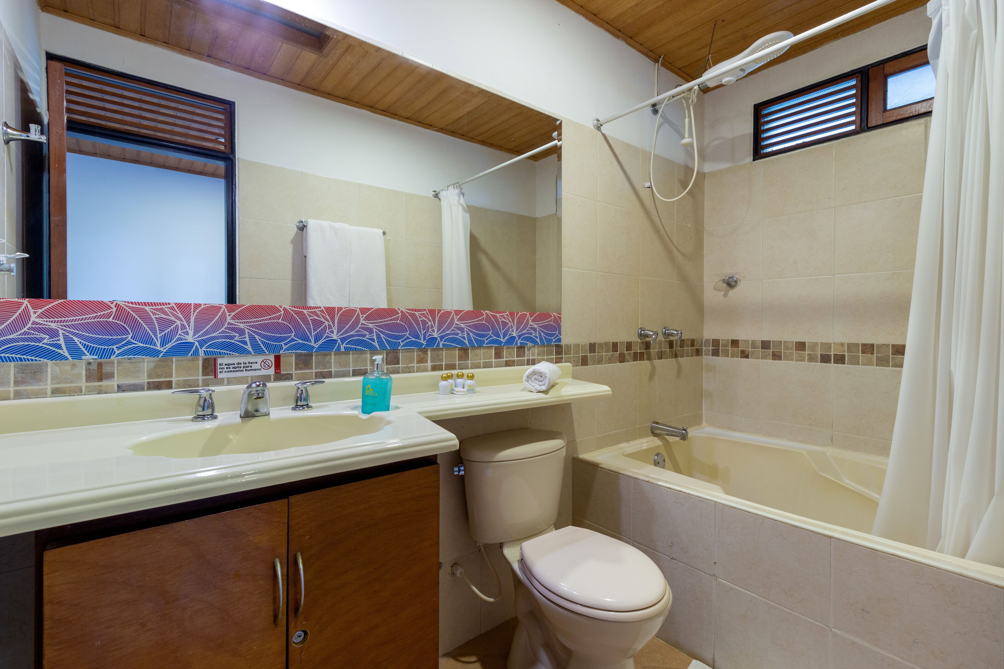 Een badkamer met een wastafel, toilet en bad.