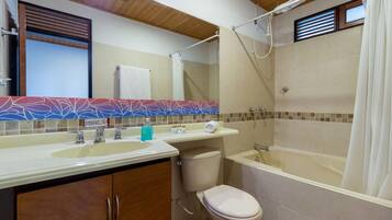 Ein Badezimmer mit Waschbecken, Toilette und Badewanne.