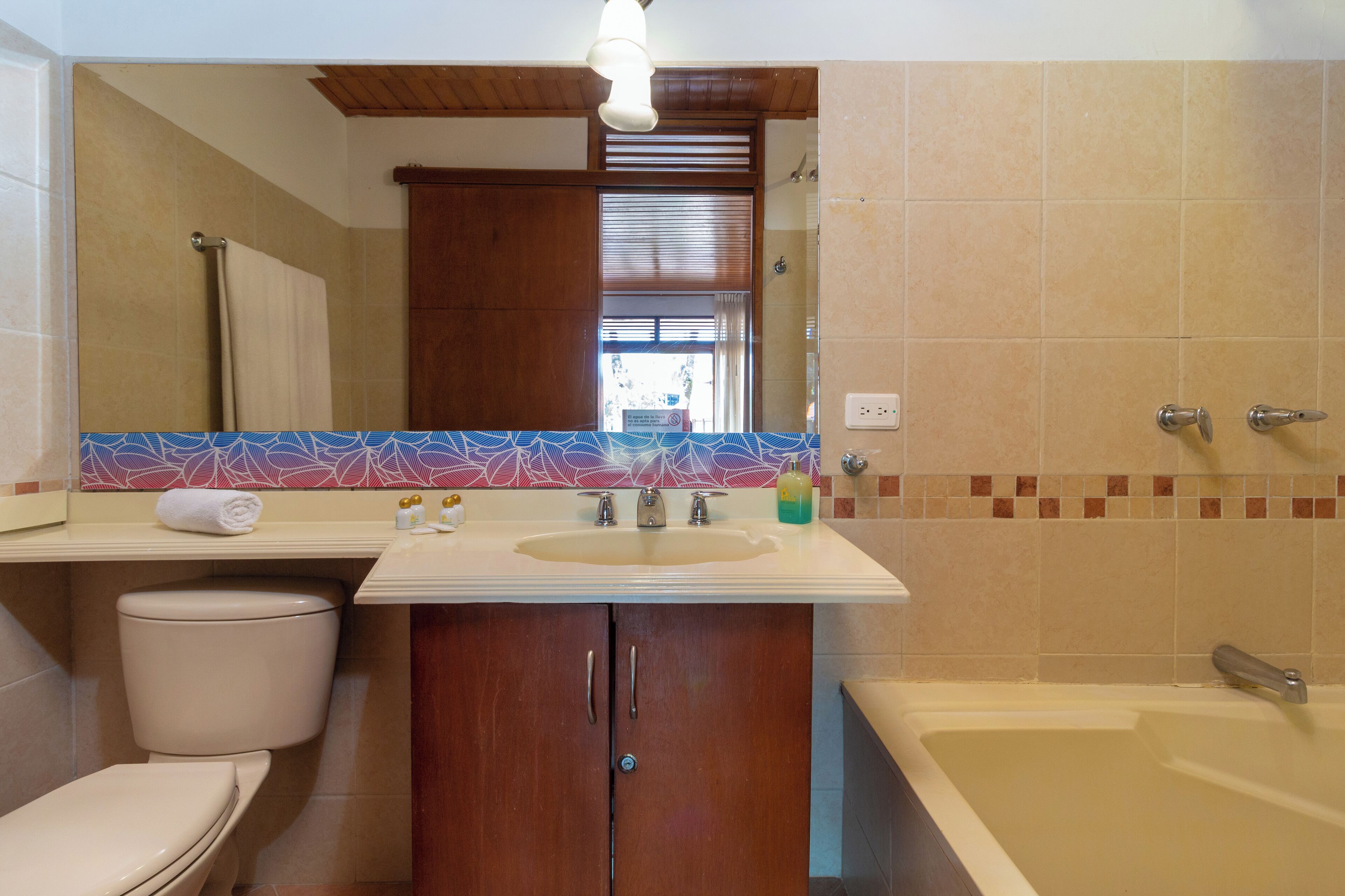 Un baño con inodoro, lavamanos y bañera.