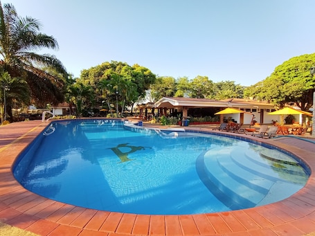 2 outdoor pools. Hotel Campestre La Potra