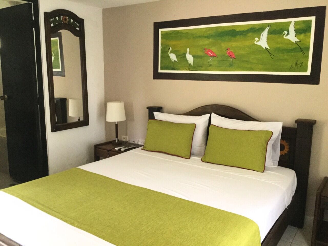 Minibar, caja de seguridad en la habitación y escritorio 