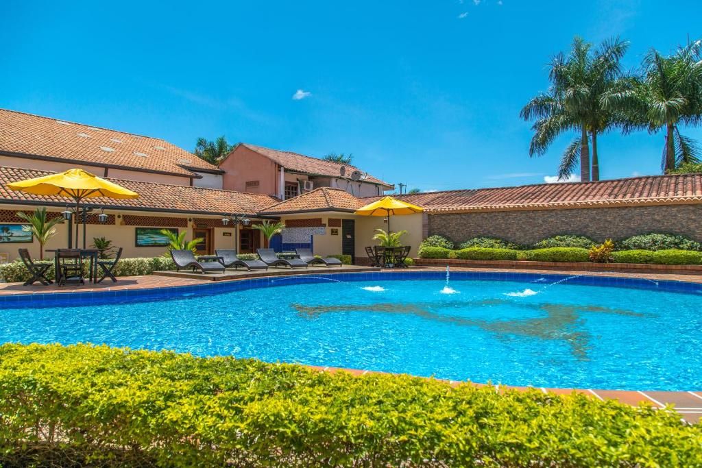 2 outdoor pools