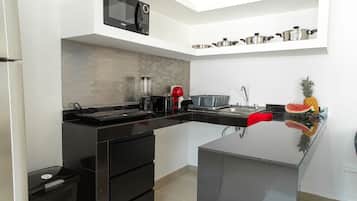 Een koelkast, een magnetron, een koffiezetapparaat/waterkoker