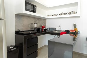 Refrigerador, microondas, cafetera y tetera y tostadora 