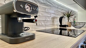 咖啡機/沖茶器、雪櫃、焗爐、廚房用具/餐具/器皿