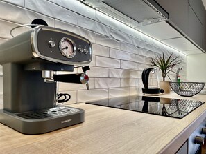 Een koelkast, een oven, een koffiezetapparaat/waterkoker