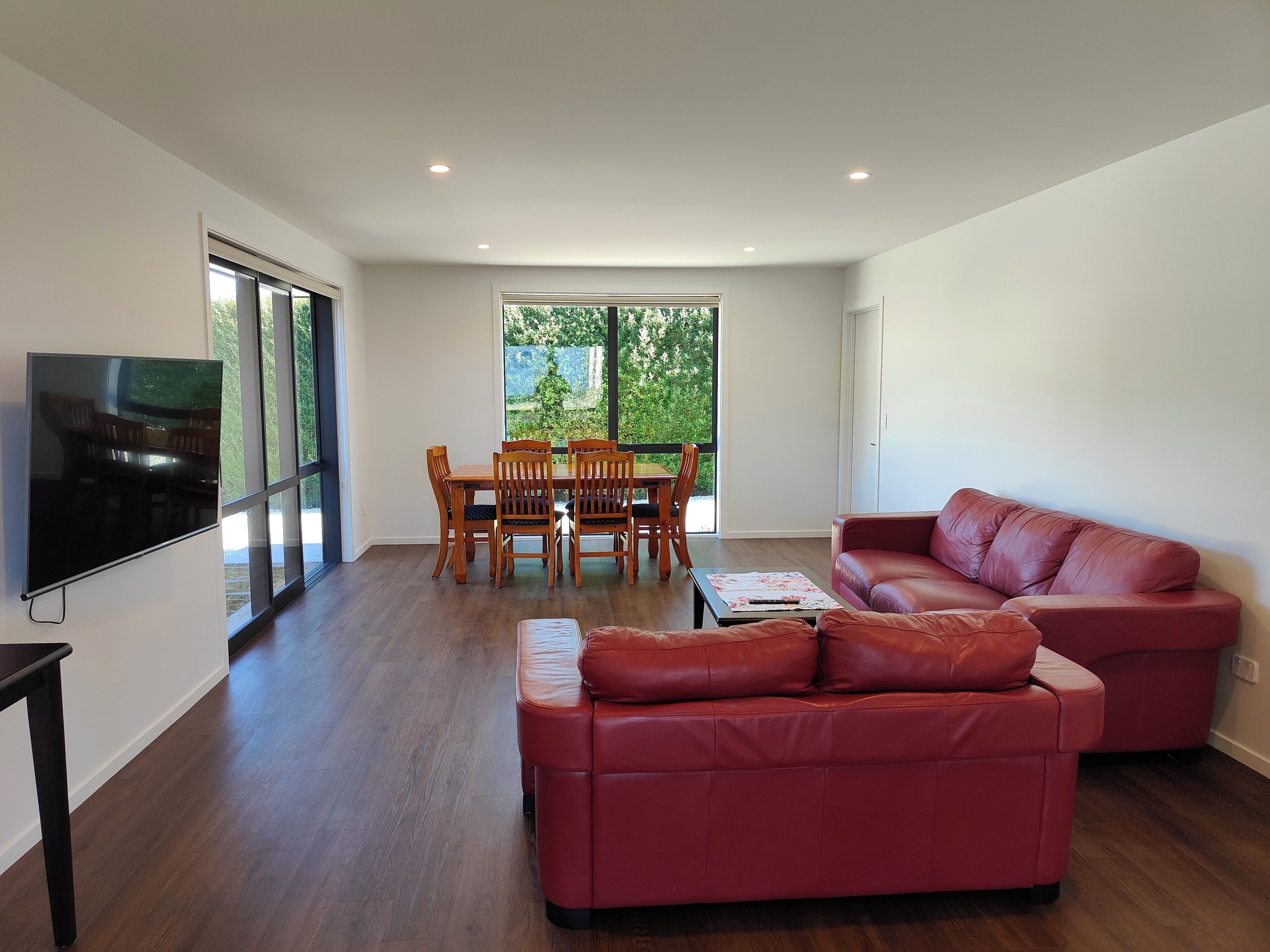 Spacious 6-bedroom Home With Mountain Views, Wifi, Decks & Ample Parking - Kaikōura