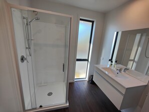 Dusche, Haartrockner, Handtücher, Seife