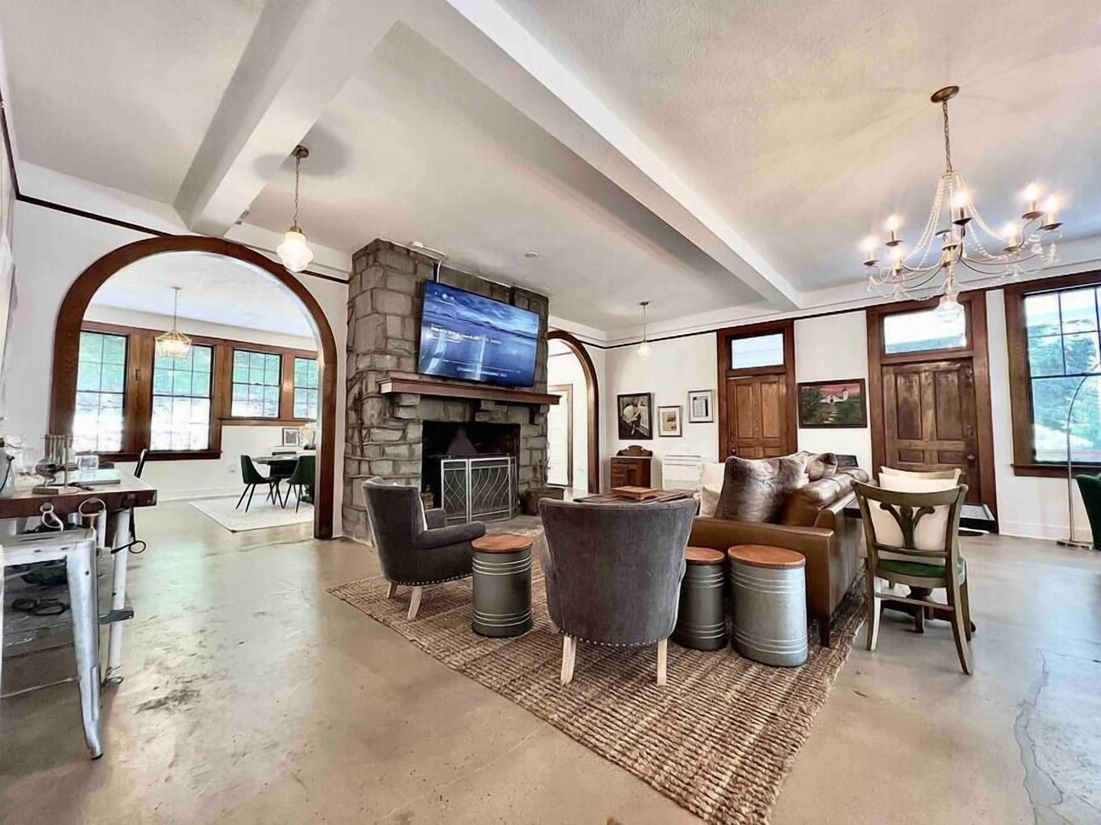 Televisión y chimenea 