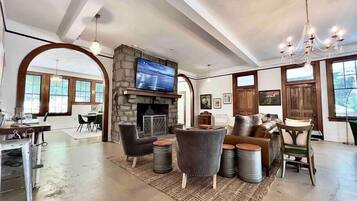 Televisión y chimenea