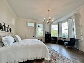 4 bedrooms, iron/ironing board, WiFi, bed sheets