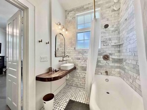 Hair dryer, towels - Luxury Historic 4-Bedroom Retreat in North Asheville – Hot Tub & Mountain Views (Asheville)