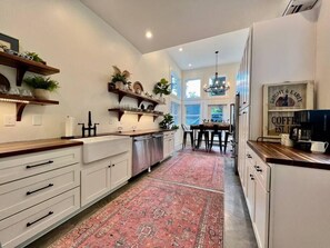 Fridge, microwave, oven, stovetop - Luxury Historic 4-Bedroom Retreat in North Asheville – Hot Tub & Mountain Views (Asheville)
