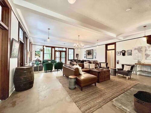 Luxury Historic 4-Bedroom Retreat in North Asheville – Hot Tub & Mountain Views