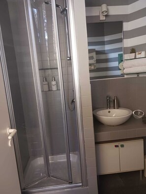 Ducha, secador de pelo, bidet, toallas