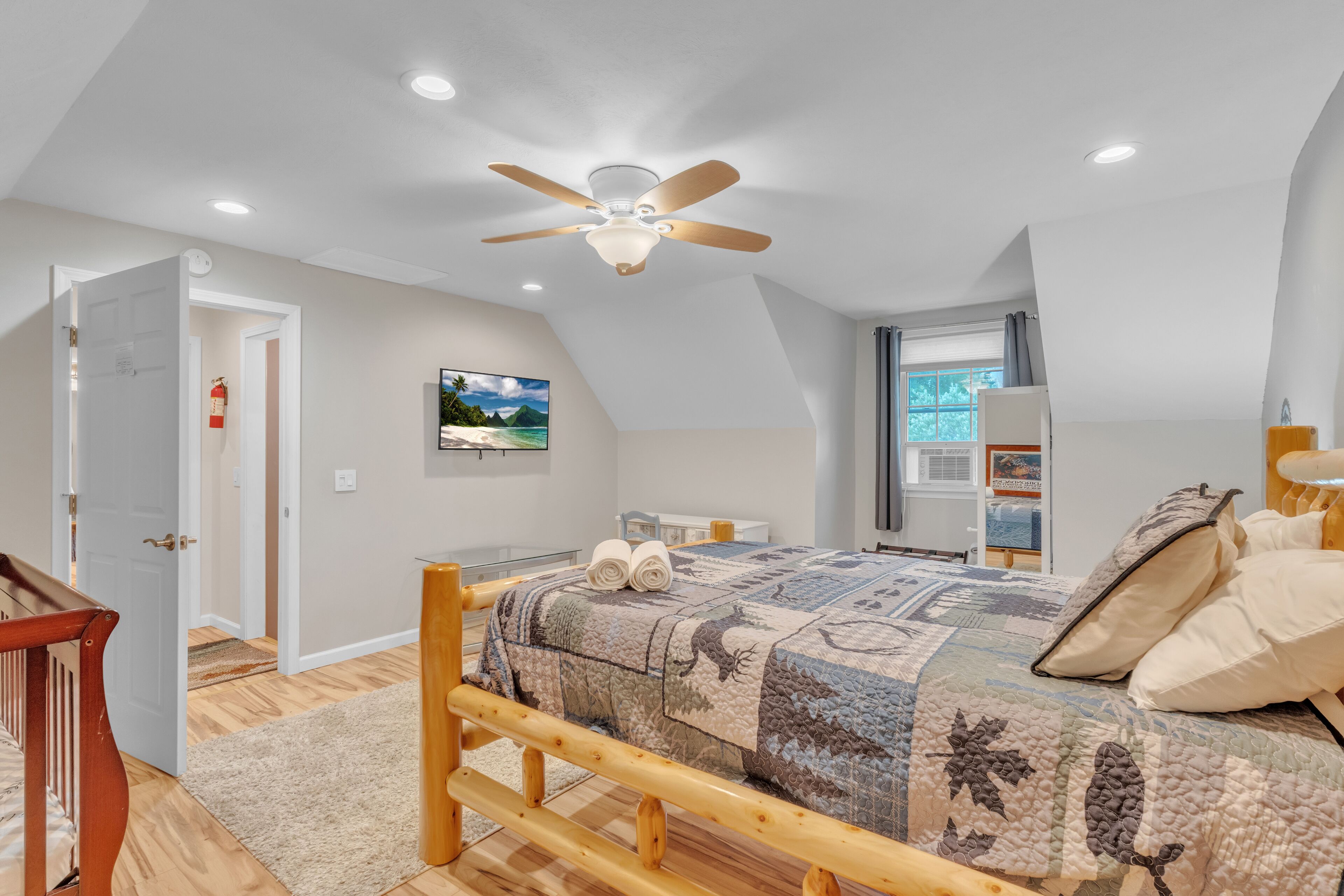 4 bedrooms, desk, iron/ironing board, travel crib