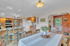 Dining - Dog friendly Retreat on 6 Private Acres in the Finger Lakes Region (Springwater)