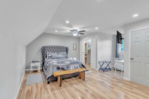 4 bedrooms, desk, iron/ironing board, travel crib