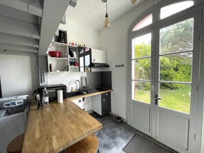 Køleskab, ovn, brødrister, køkkentøj/tallerkener/redskaber