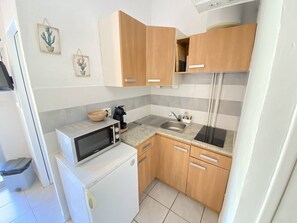 Kühlschrank, Mikrowelle, Kochgeschirr/Geschirr/Besteck